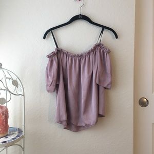 Silk off the shoulder top 💕